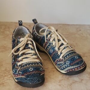 Therafit Patterned Blue And Red Fabric Women's Lace-Up Sneakers Size 9.5